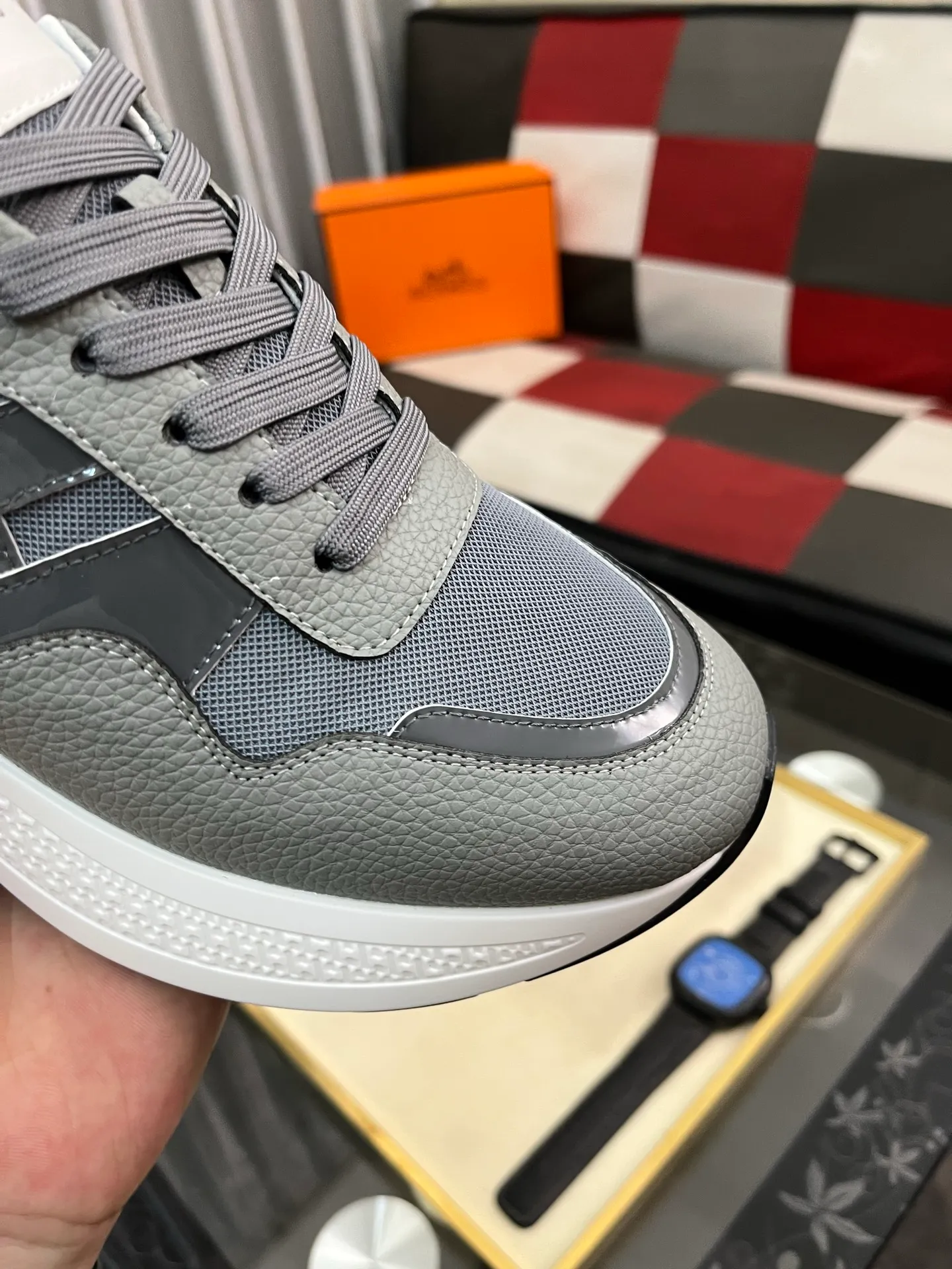 Men's shoes 💰540⌚️⌚️HERMES/Hermès Hugo thick-soled sneakers, casual men's shoes, these sneakers are made of imported first-layer cowhide leather and breathable mesh design. The contrasting color design creates a dynamic and modern shape. The front end of the toe is decorated with natural-color rubber inlays, which is novel and fashionable. The texture is incomparable, with cowhide lining and cowhide foot pads, the upper foot is comfortable and breathable, and the rubber sole is decorated with geometric patterns and iconic "H" details. A very personal one! Size: 38-44
